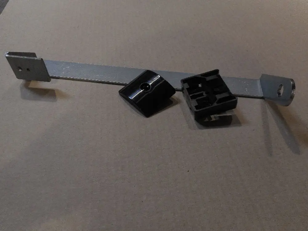 Schwarzer Halter mit metallischer Halterung, der Teil eines Heizsystems der Marke Remeha zu sein scheint. Die Einzelteile weisen verschiedene Formen und Anpassungsmöglichkeiten auf.